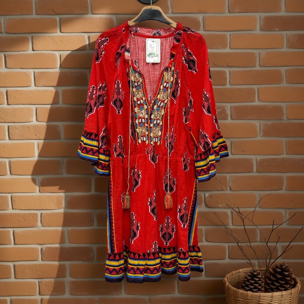 Vestido corto Acraea colgada en un ambiente para mujer Angara Moda