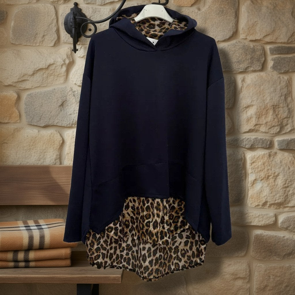 Sudadera leopardo26 colgada en un ambiente para mujer Angara Moda