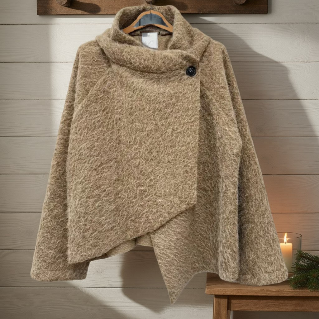 chaqueta Aby25 colgada en un ambiente para mujer Angara Moda