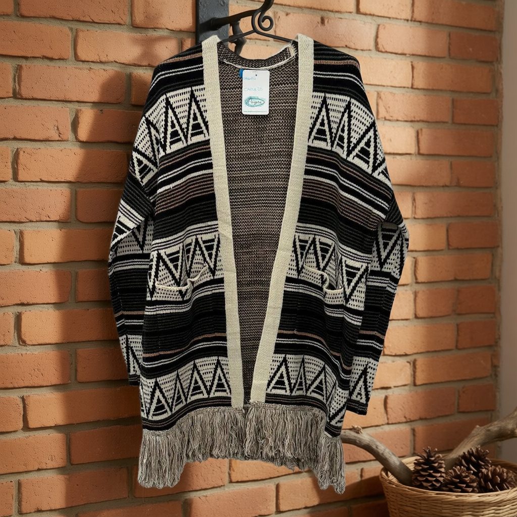 Chaqueta Carla25 colgada en un ambiente para mujer Angara Moda