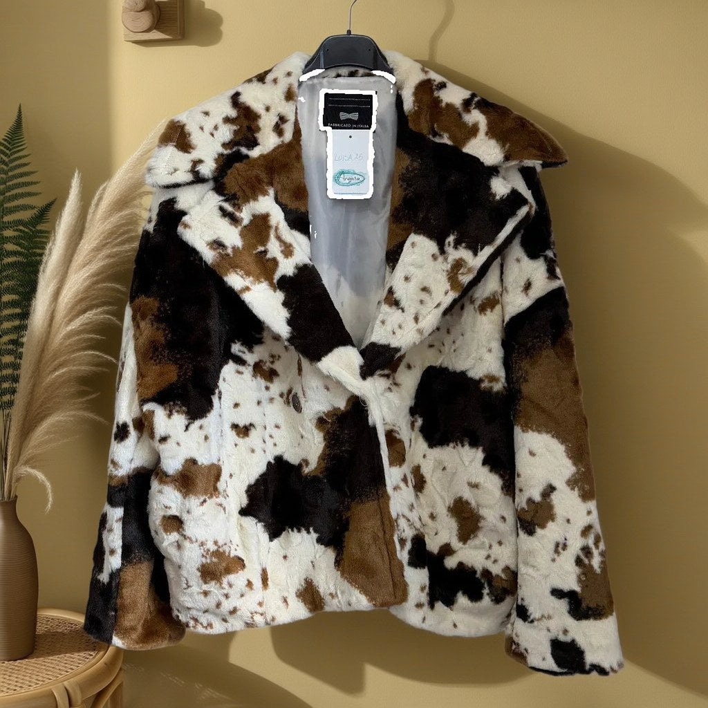 Chaqueta Luisa25 colgada en un ambiente para mujer Angara Moda