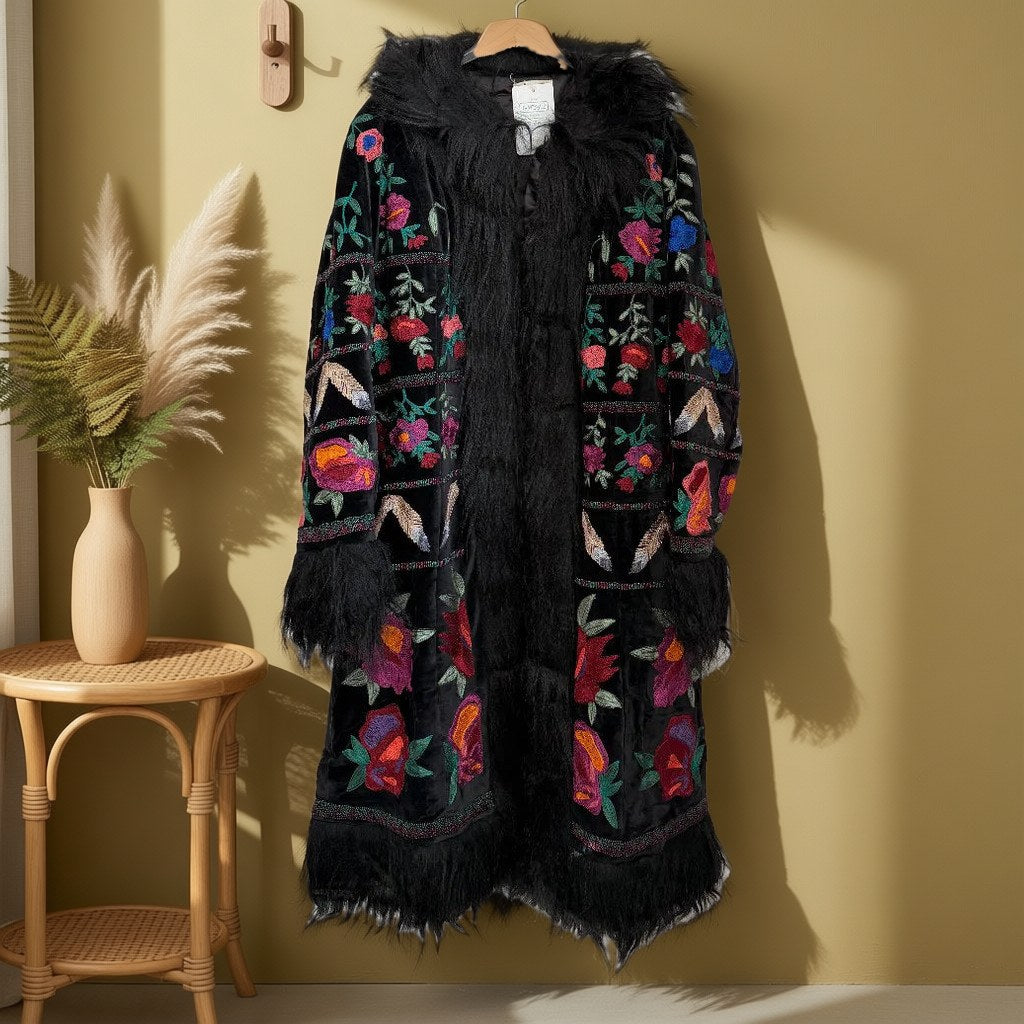 Abrigo largo de pelo sintético con bordado floral artesanal Ali25 colgada en un ambiente para mujer Angara Moda
