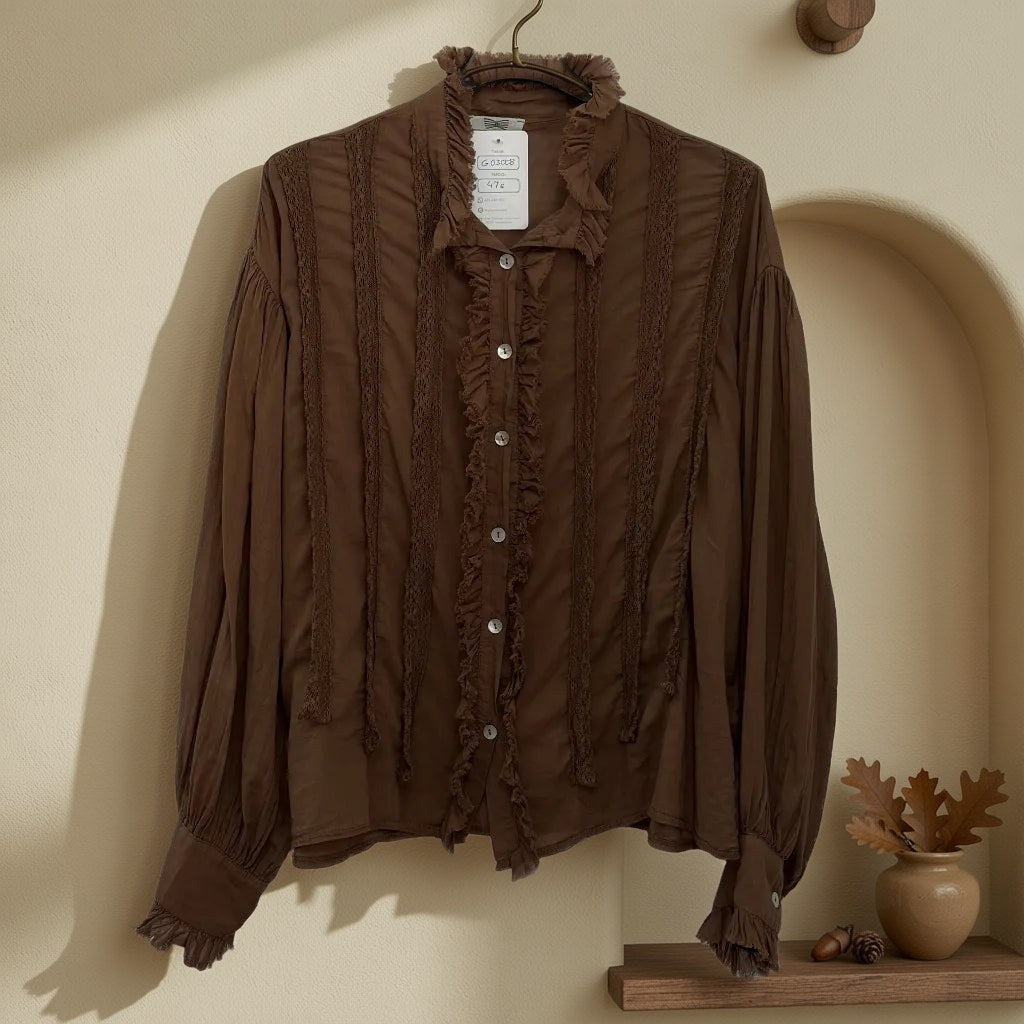 Blusa Alina25 colgada en un ambiente para mujer Angara Moda
