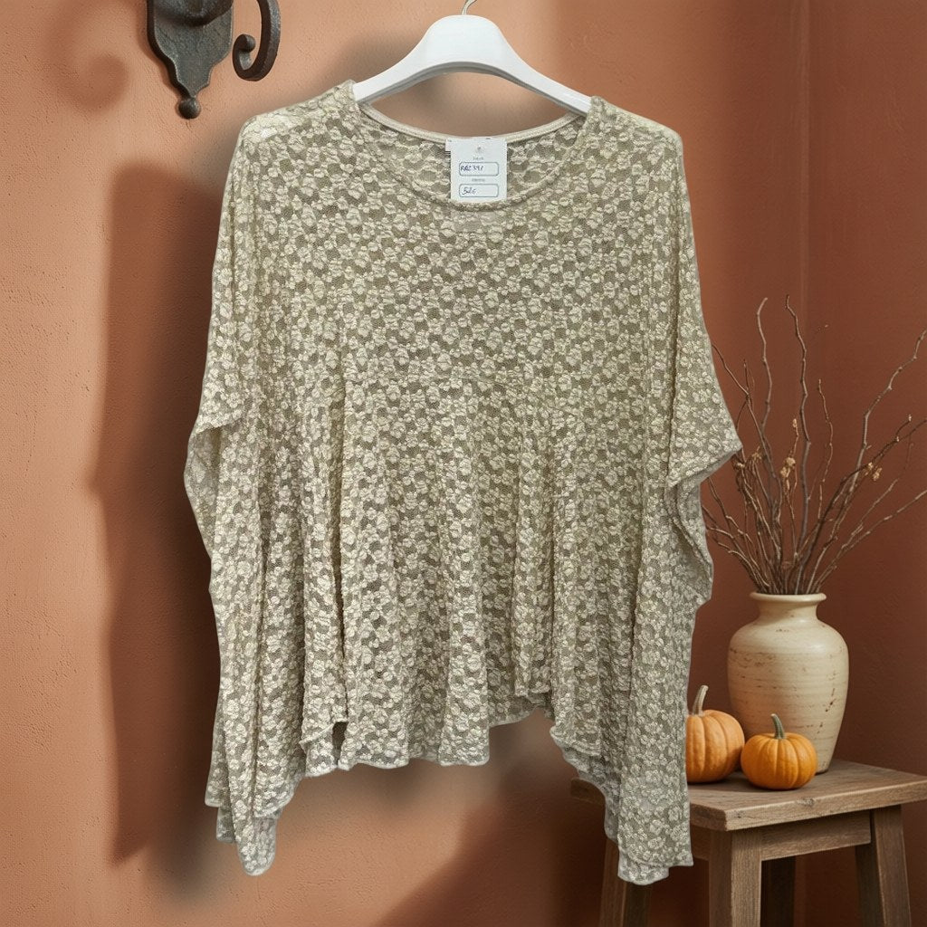 Blusa Vera25 colgada en un ambiente para mujer Angara Moda