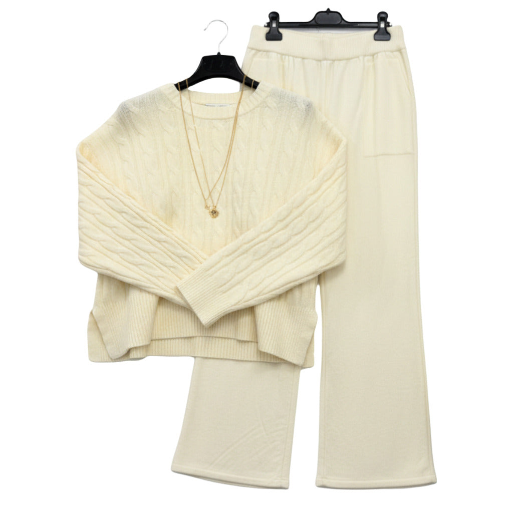 Conjunto ardilla sobre fondo blanco para mujer Angara Moda