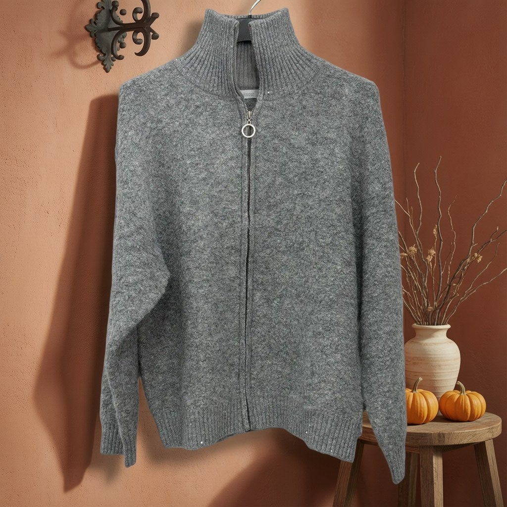 Chaqueta aguti colgada en un ambiente para mujer Angara Moda