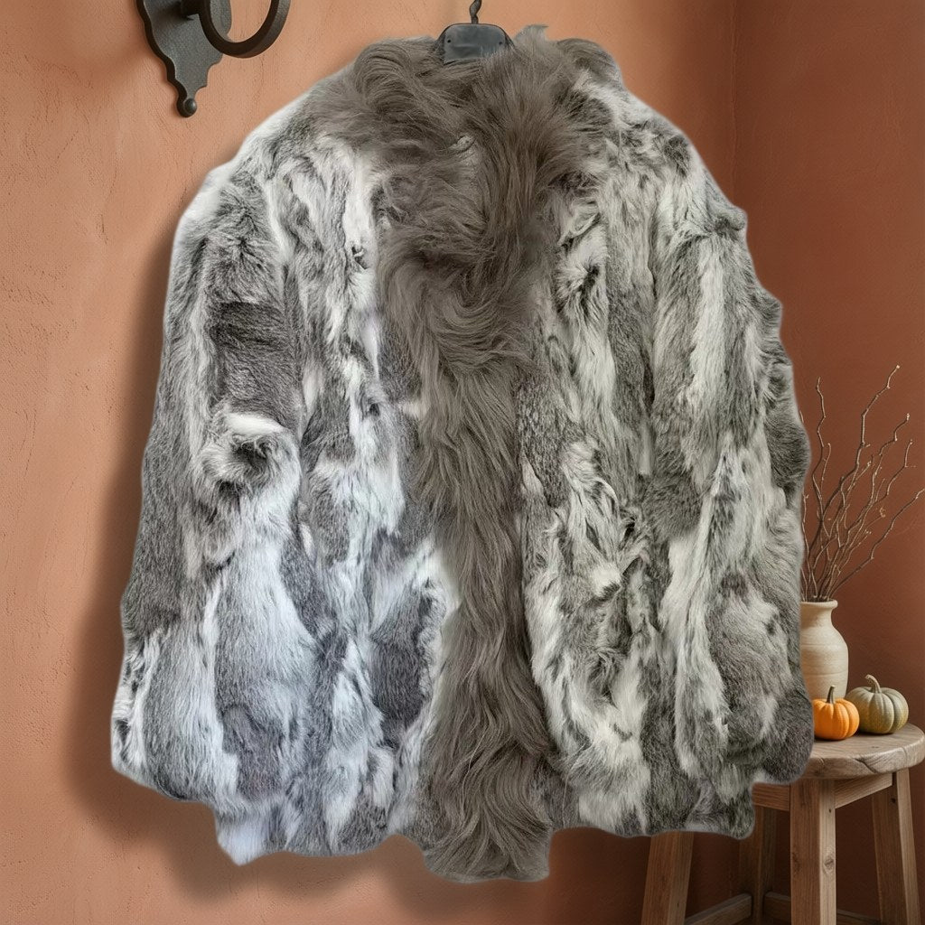 Abrigo komondor colgada en un ambiente para mujer Angara Moda