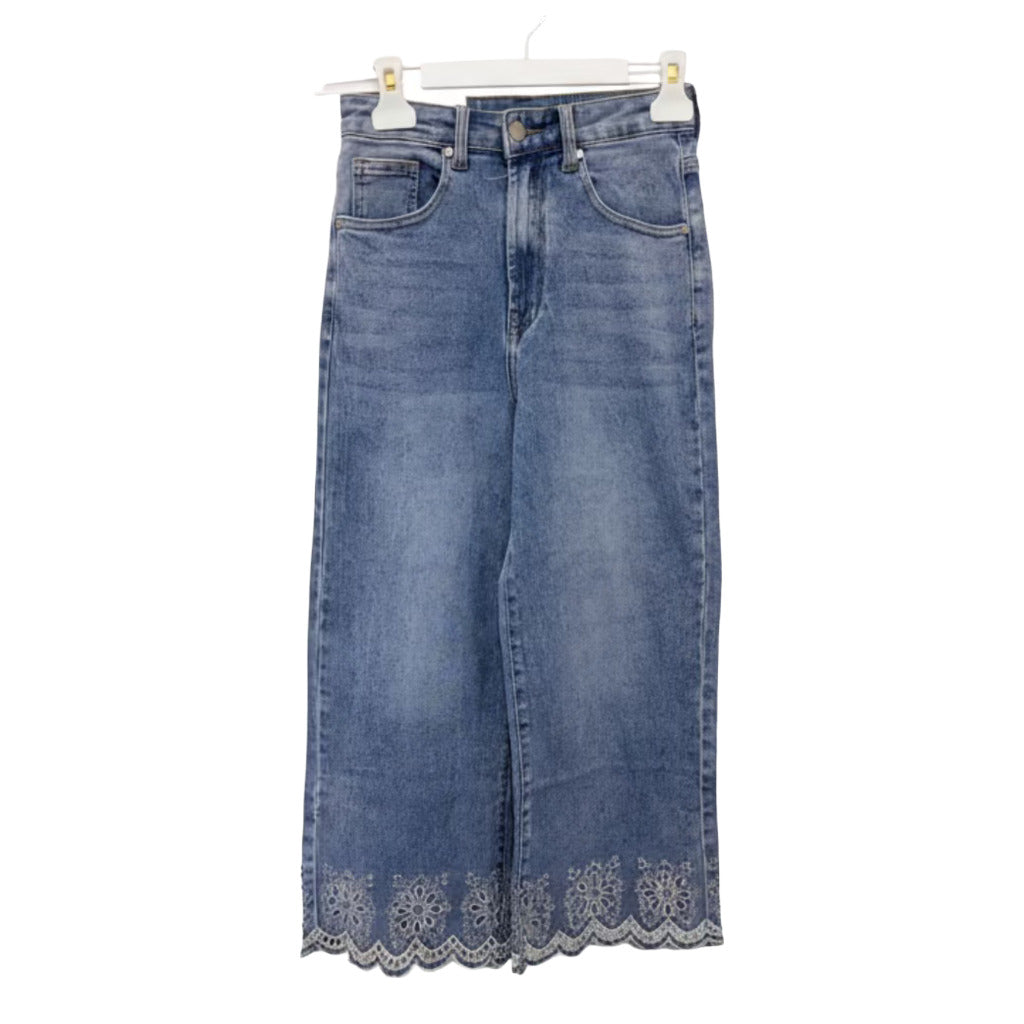 Pantalón vaquero almendra sobre fondo blanco para mujer Angara Moda