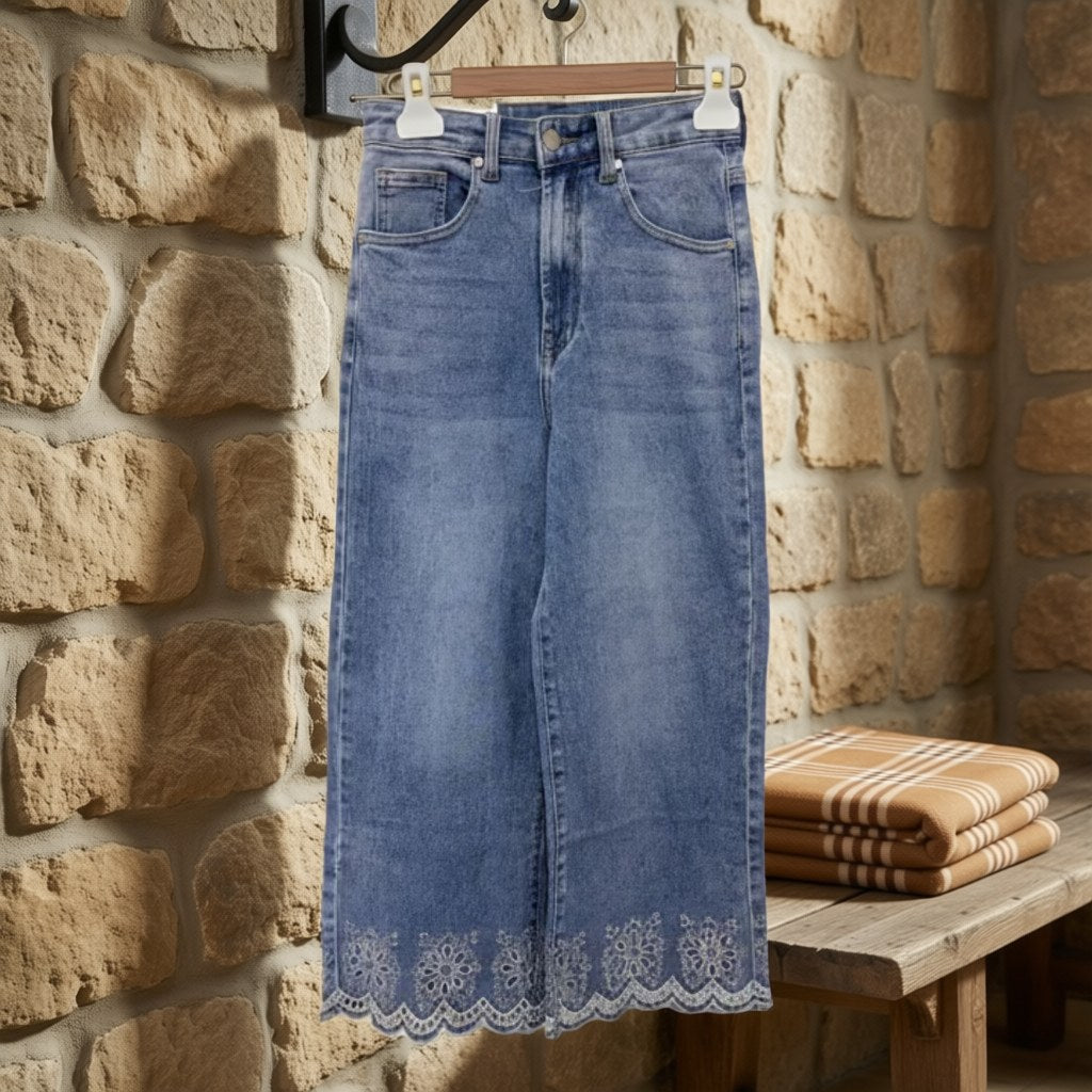 Pantalón vaquero almendra colgada en un ambiente para mujer Angara Moda