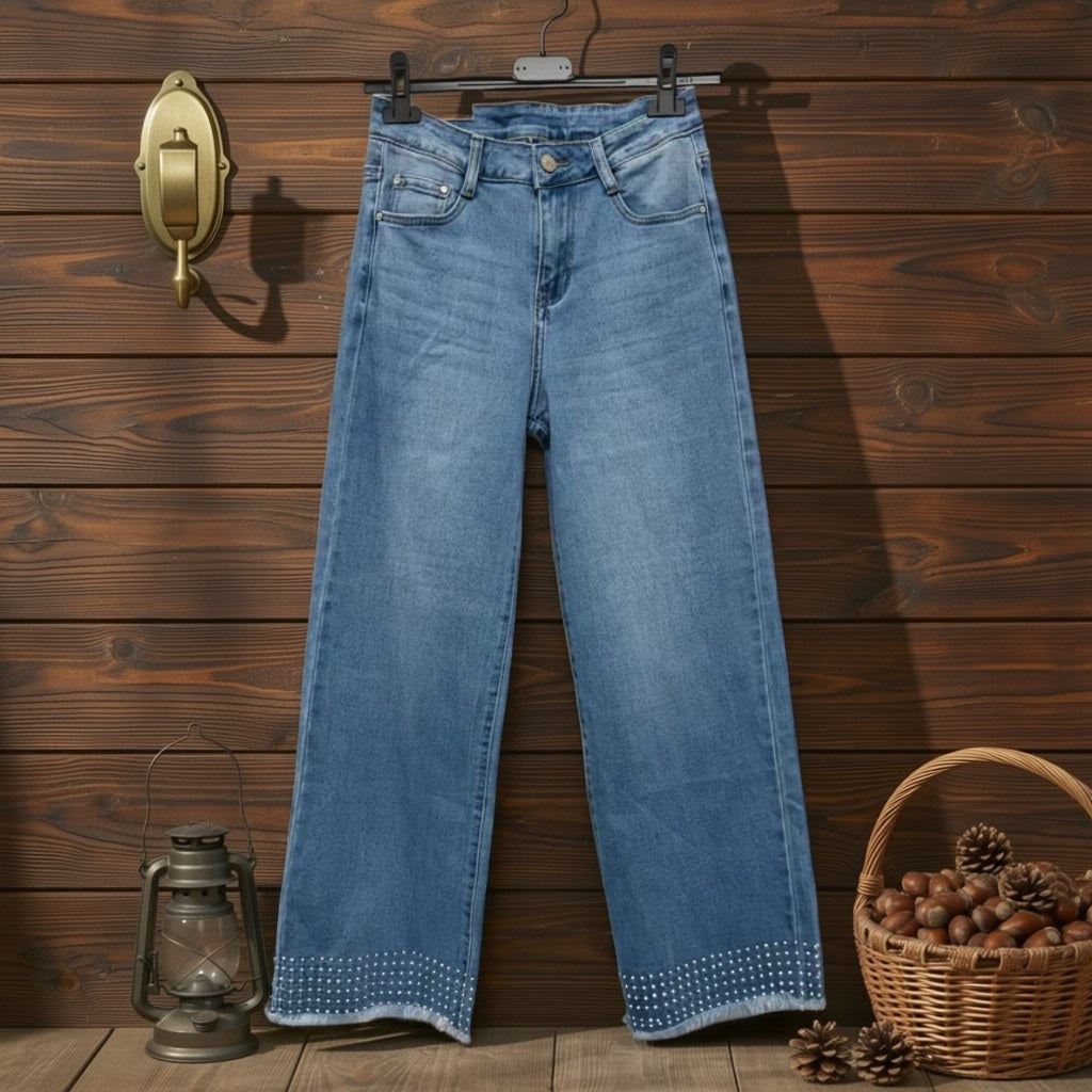 Pantalón vaquero cereza colgada en un ambiente para mujer Angara Moda