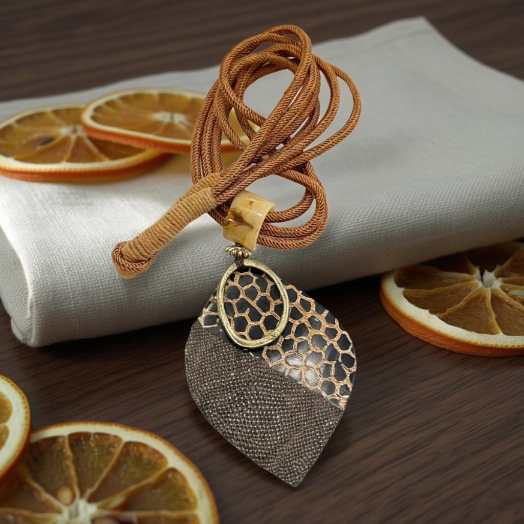 Collar Torito Étnico Artesanal con Colgante Hoja y Cordón Bronce sobre una superficie para mujer Angara Moda