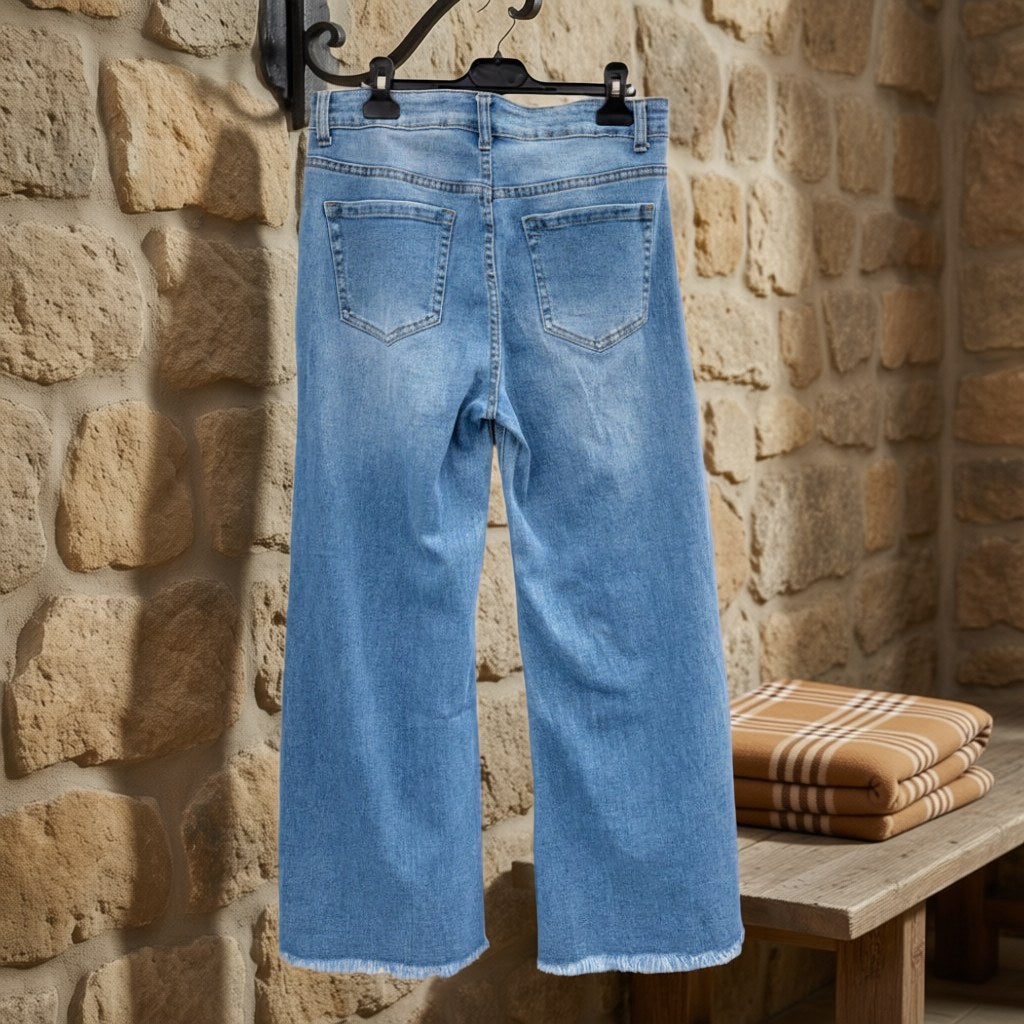 Pantalón Vaquero Ira colgada en un ambiente para mujer Angara Moda