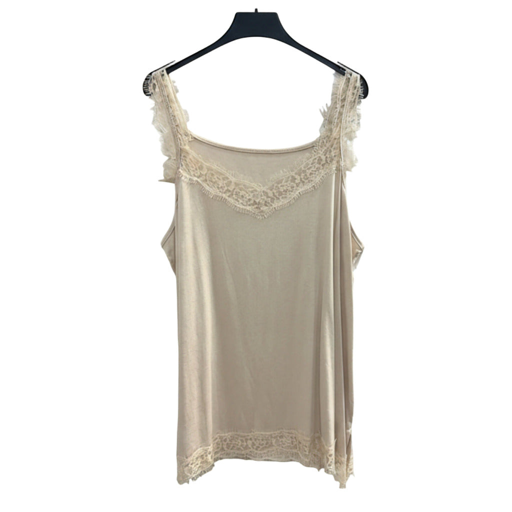 Camiseta Lencera Isquia con Encaje - Tejido Fluido y Tirantes en color Beige sobre fondo blanco para mujer Angara Moda