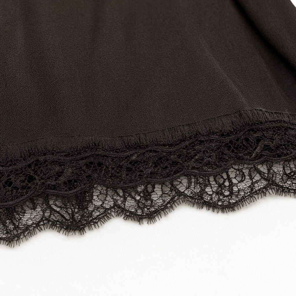 Detalle del tejido de Camiseta Lencera Isquia con Encaje - Tejido Fluido y Tirantes para mujer Angara Moda