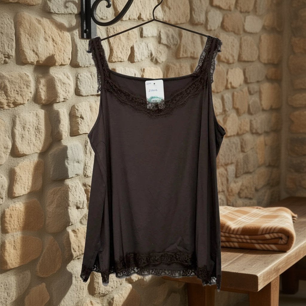 Camiseta Lencera Isquia con Encaje - Tejido Fluido y Tirantes colgada en un ambiente para mujer Angara Moda