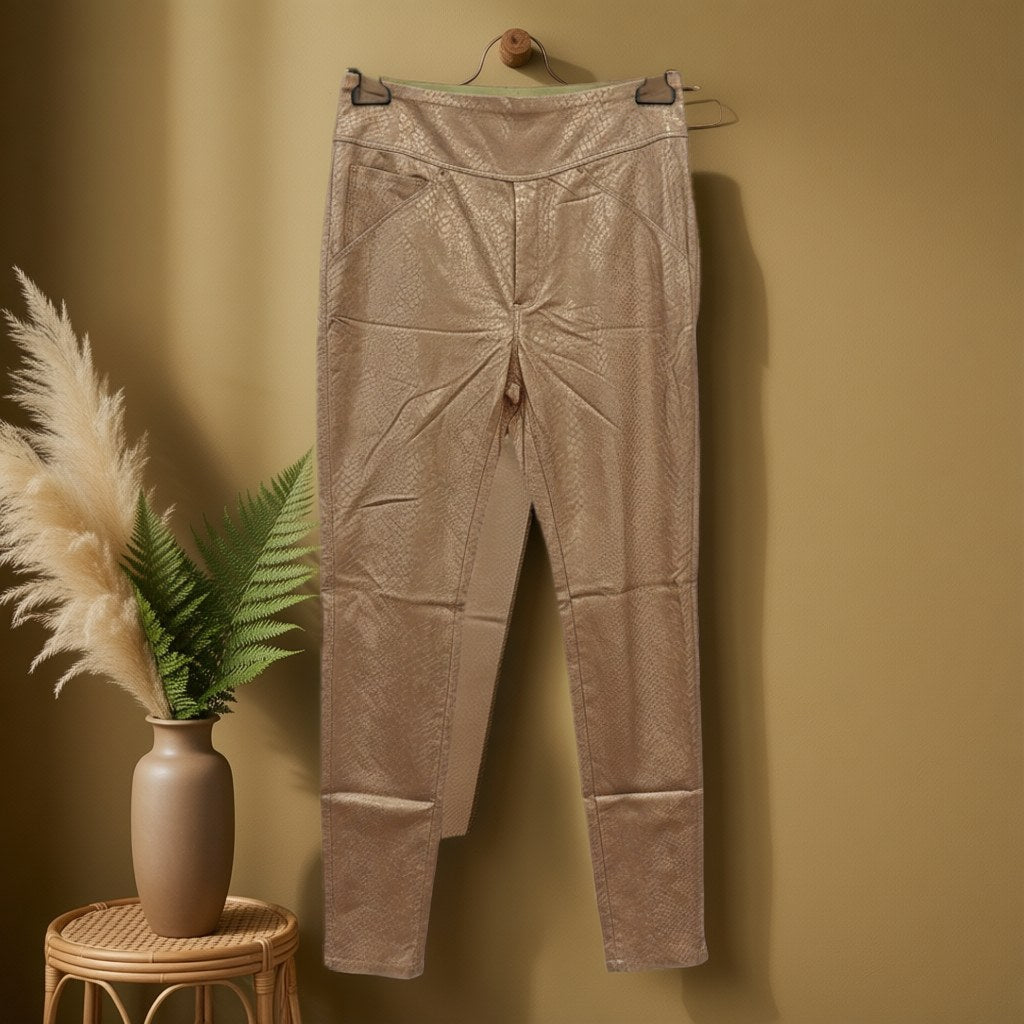 Pantalón ixora colgada en un ambiente para mujer Angara Moda