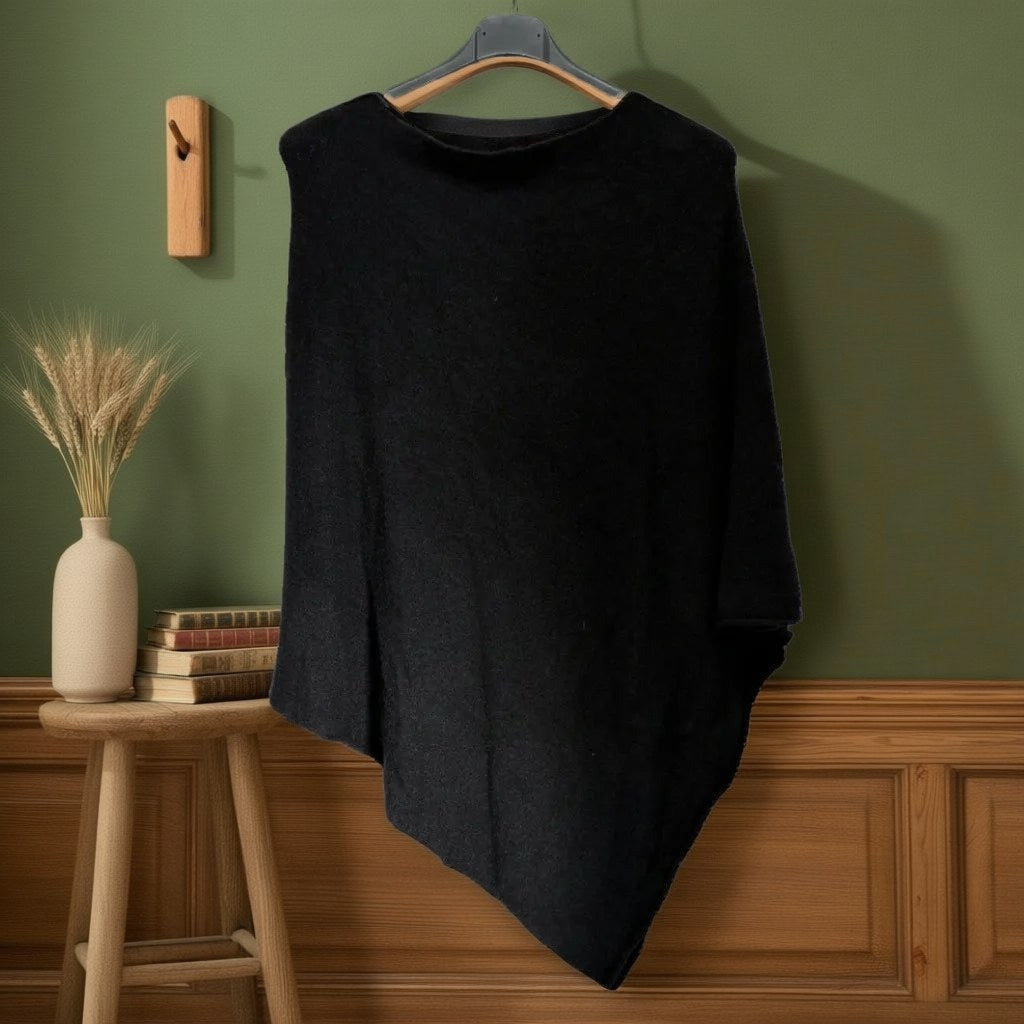 Poncho passiflora colgada en un ambiente para mujer Angara Moda