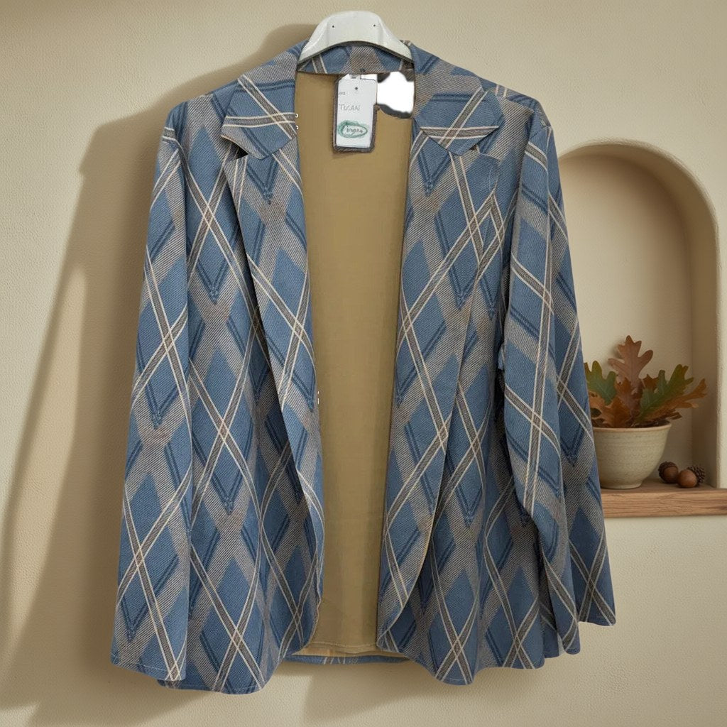 Blazer tucan colgada en un ambiente para mujer Angara Moda