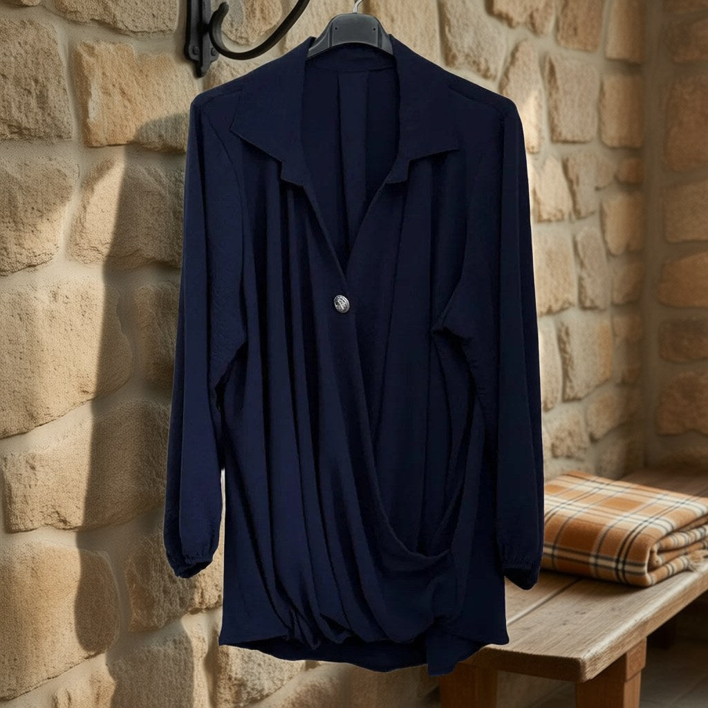 Blusa quetzal colgada en un ambiente para mujer Angara Moda