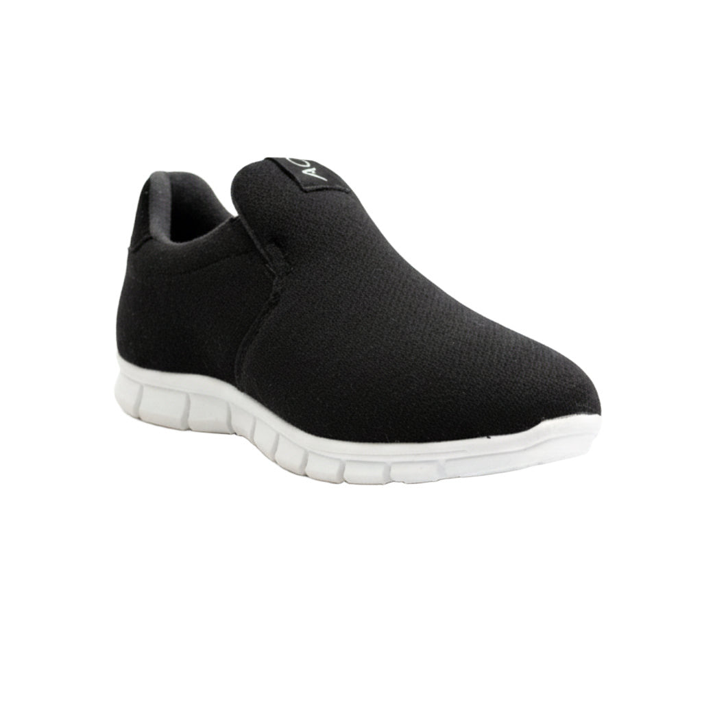 Zapatilla deportiva negra sobre fondo blanco, vista lateral para mujer Angara Moda