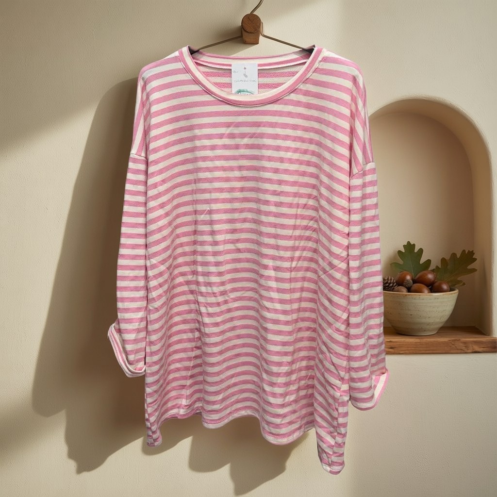 Camiseta Cosmopolitan Rayas Oversize Manga Larga Multicolor colgada en un ambiente para mujer Angara Moda