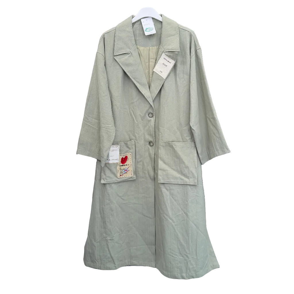 Abrigo midi de corte blazer con solapas, botones y bolsillos Daiquiri sobre fondo blanco para mujer Angara Moda