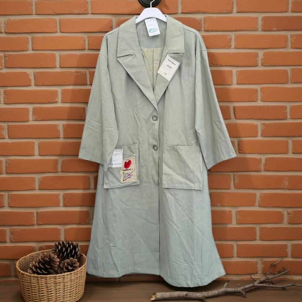 Abrigo midi de corte blazer con solapas, botones y bolsillos Daiquiri colgada en un ambiente para mujer Angara Moda