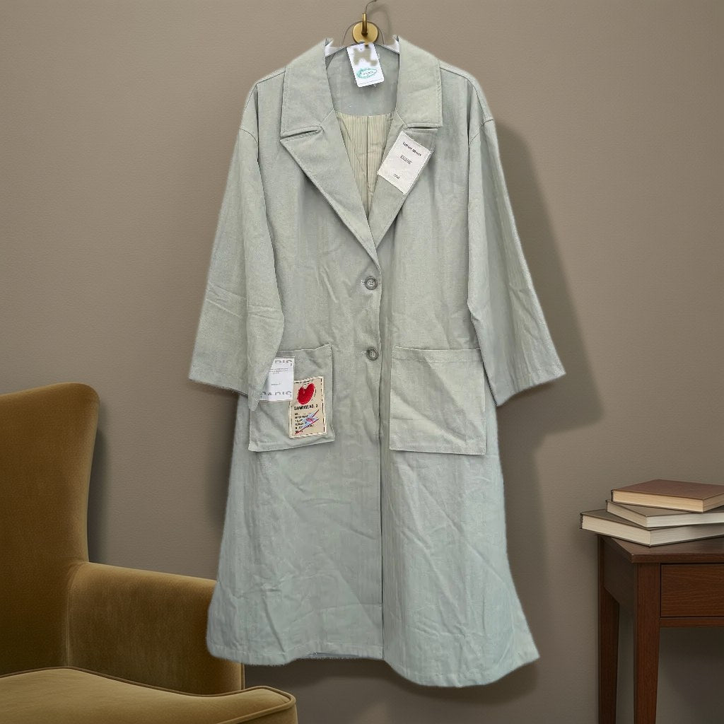 Abrigo midi de corte blazer con solapas, botones y bolsillos Daiquiri colgada en un ambiente para mujer Angara Moda