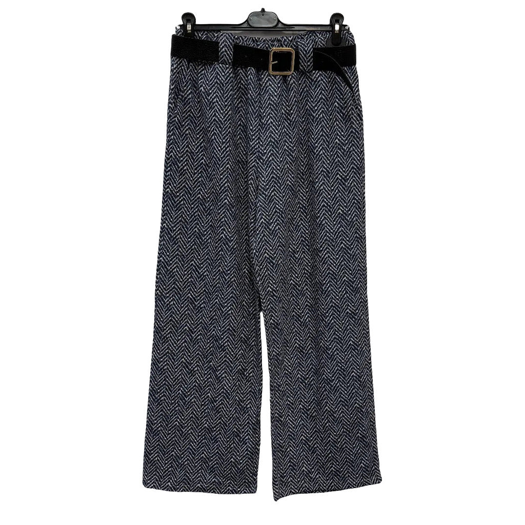 Pantalon almendra en color Azul marino sobre fondo blanco para mujer Angara Moda