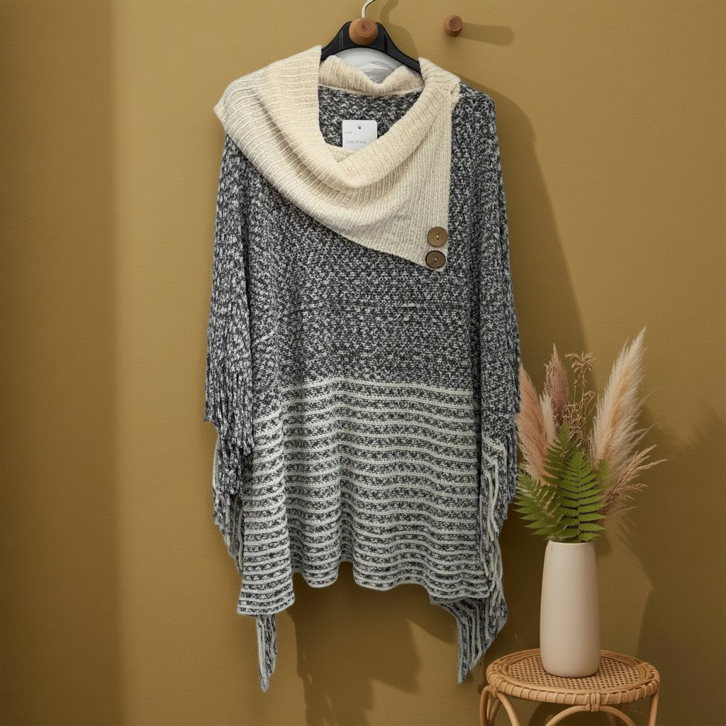 Poncho gardenia colgada en un ambiente para mujer Angara Moda