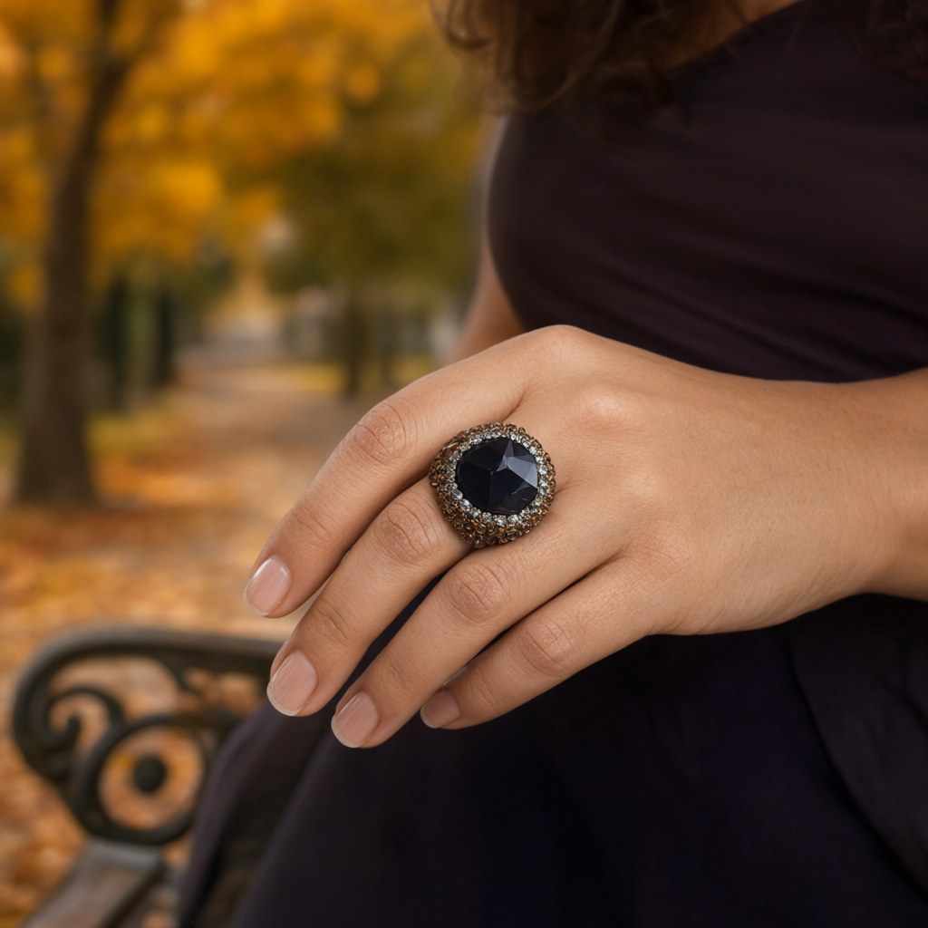 Anillo nut puestos en una modelo para mujer Angara Moda