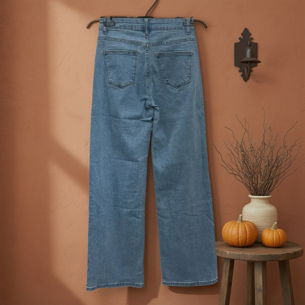 Pantalón Vaquero sorrento colgada en un ambiente para mujer Angara Moda