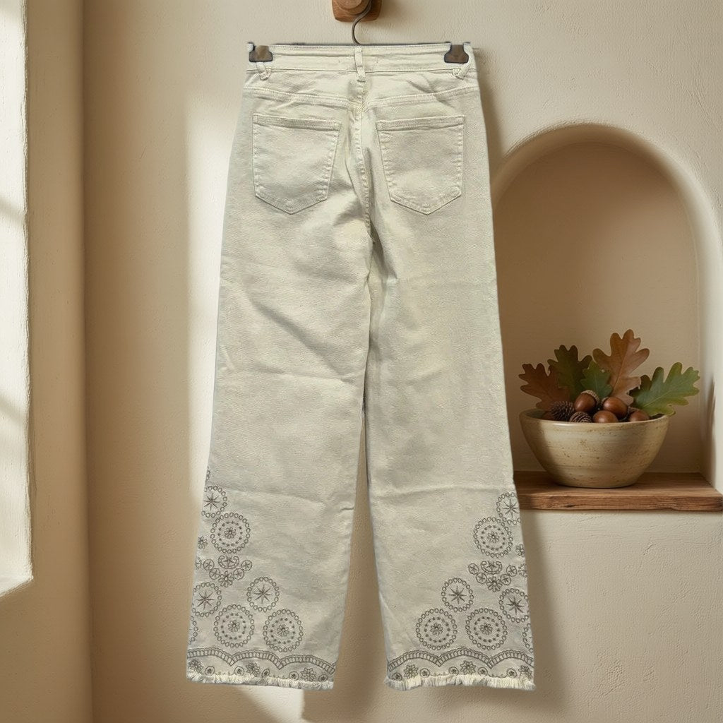 Pantalón Vaquero napoles colgada en un ambiente para mujer Angara Moda