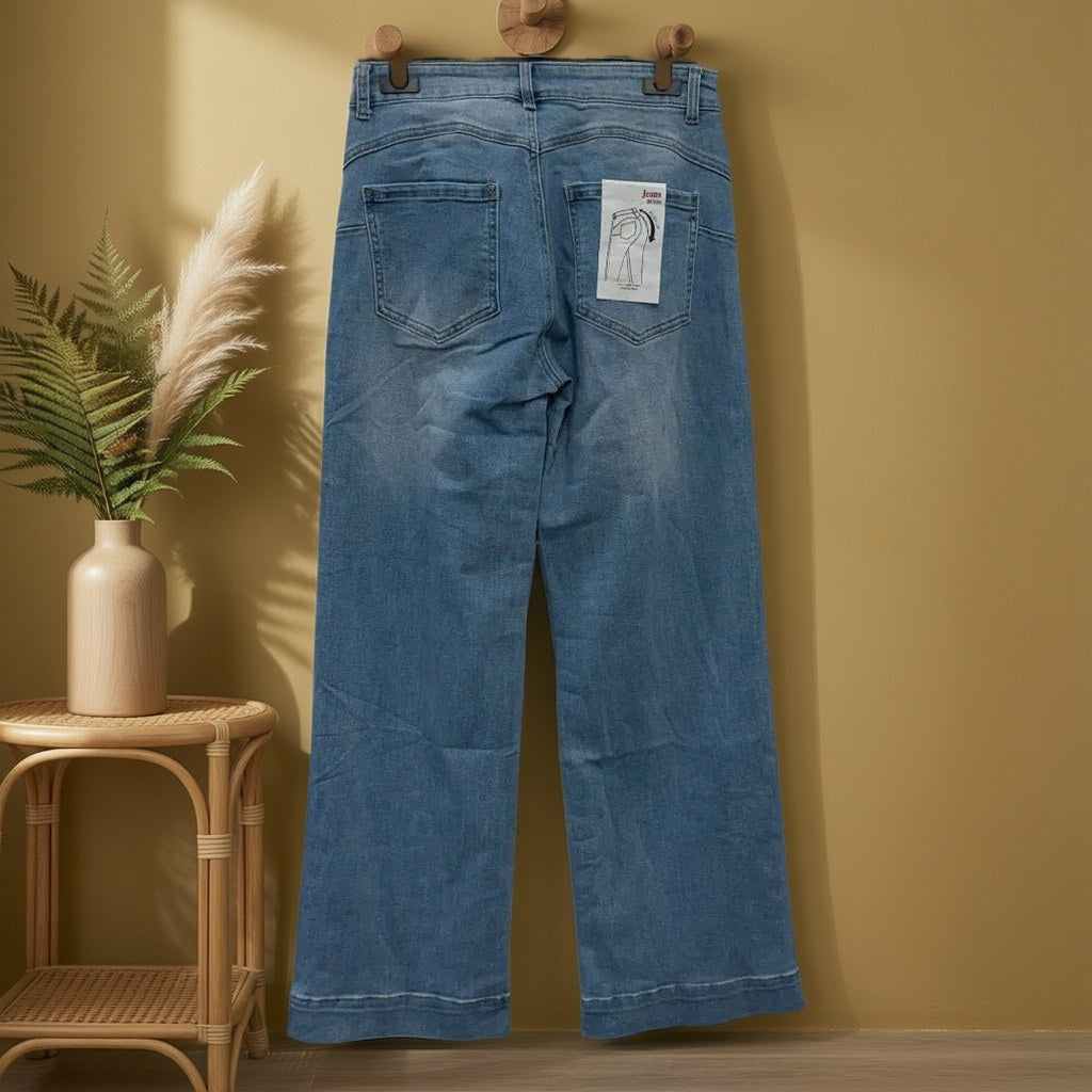 Pantalón Vaquero split colgada en un ambiente para mujer Angara Moda