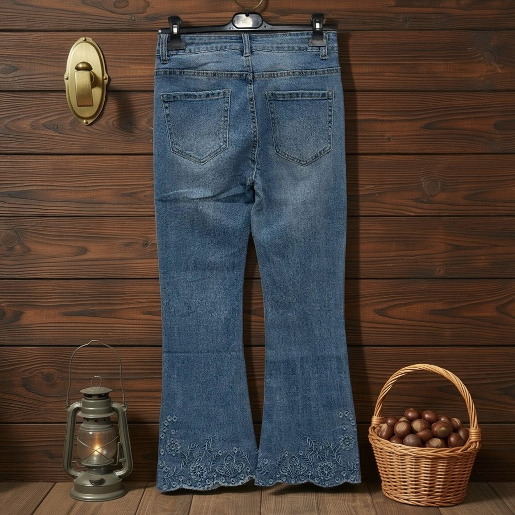 Pantalón Vaquero salvador colgada en un ambiente para mujer Angara Moda