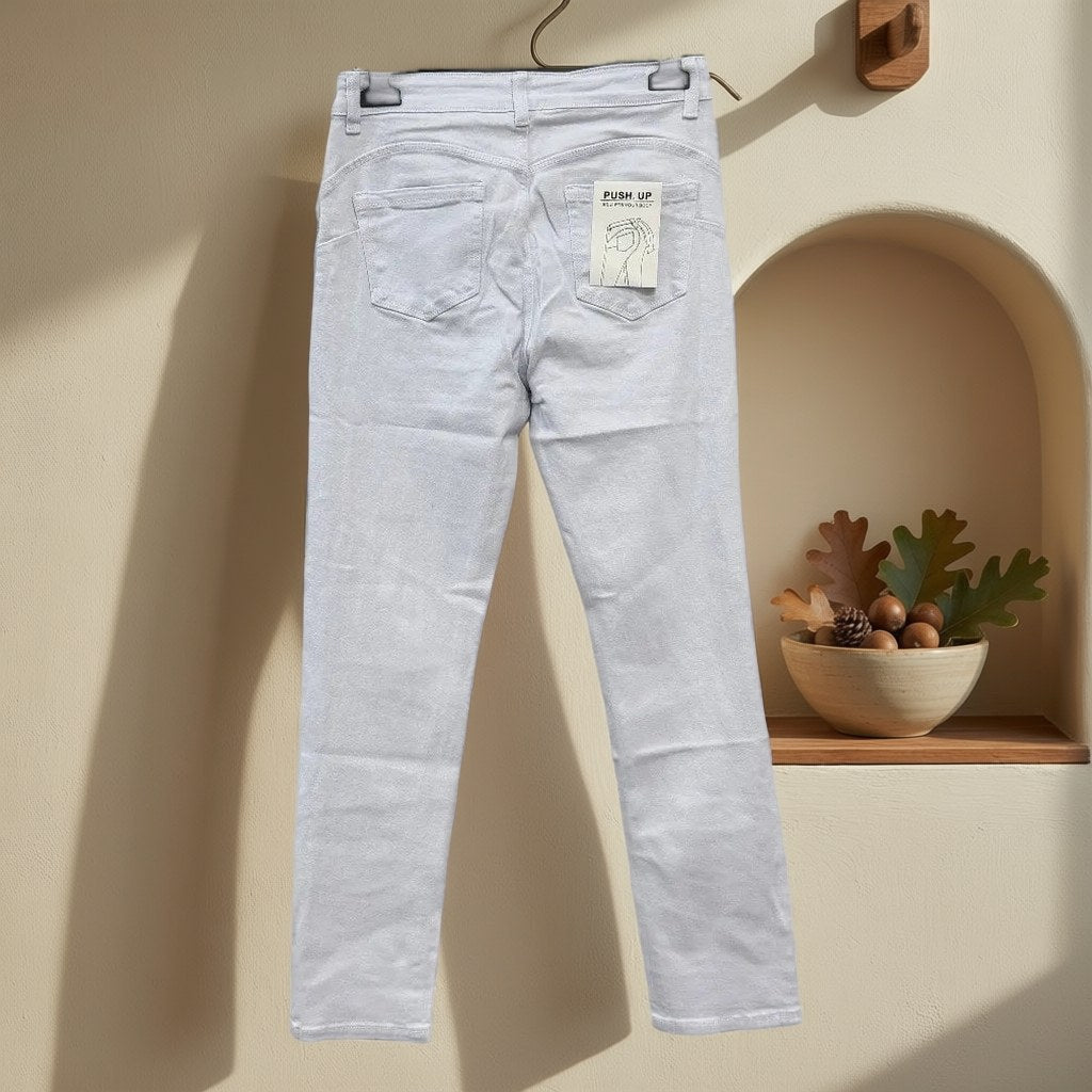 Pantalón Vaquero cancun colgada en un ambiente para mujer Angara Moda