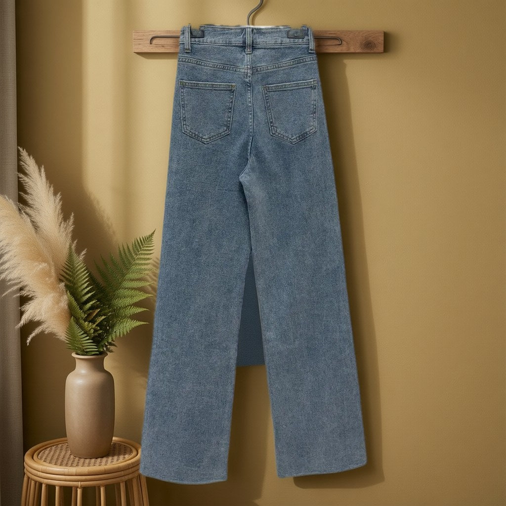 Pantalón vaquero tulum colgada en un ambiente para mujer Angara Moda
