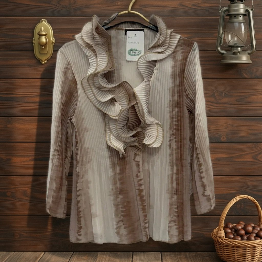 Blusa ceremonia con volantes plisados en cascada y tejido fluido colgada en un ambiente para mujer Angara Moda
