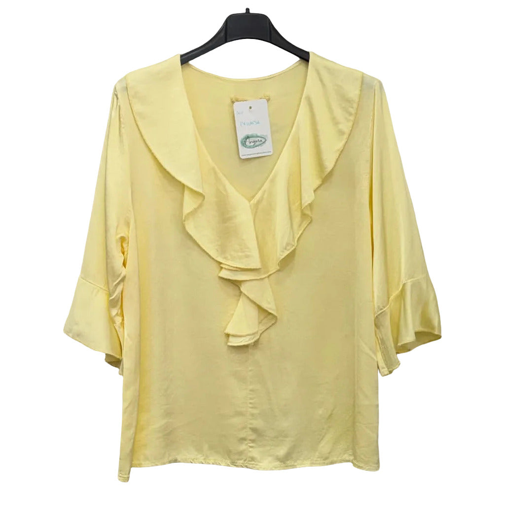 Blusa Promesa raso volante frontal cascada mangas campana tres cuartos en color Amarillo sobre fondo blanco para mujer Angara Moda