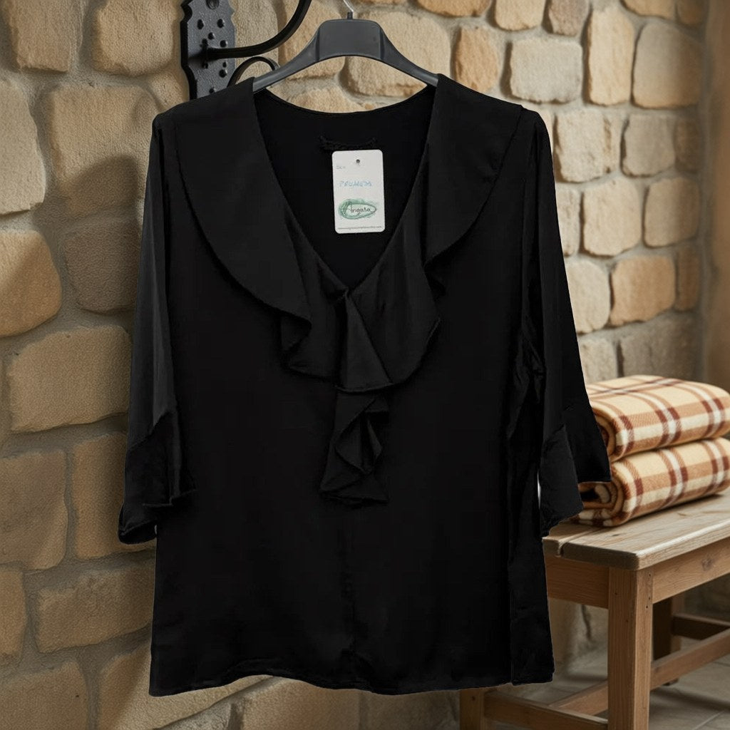 Blusa Promesa raso volante frontal cascada mangas campana tres cuartos colgada en un ambiente para mujer Angara Moda