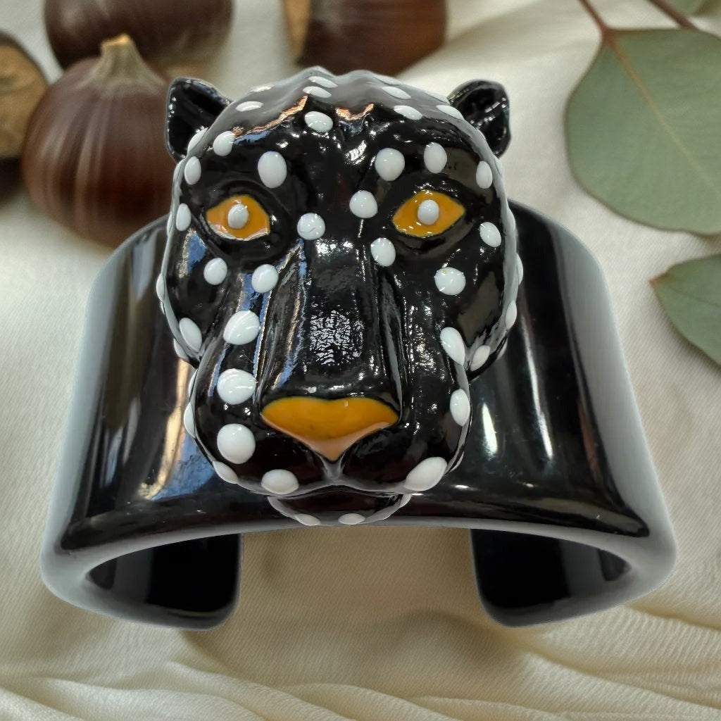 Pulsera baguira sobre una superficie para mujer Angara Moda