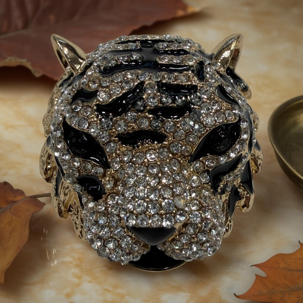 Broche minino sobre una superficie para mujer Angara Moda