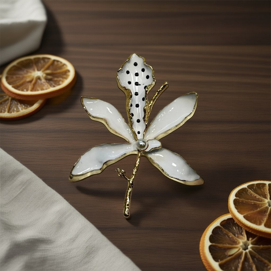 Broche orquidea sobre una superficie para mujer Angara Moda