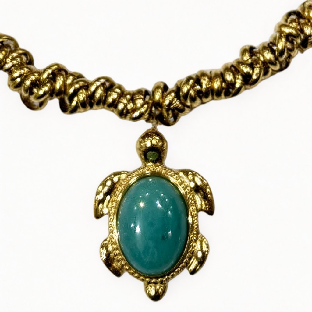 Detalle de Collar Selene – Gargantilla Trenzada Dorada con Colgante Tortuga y Piedra Turquesa para mujer Angara Moda