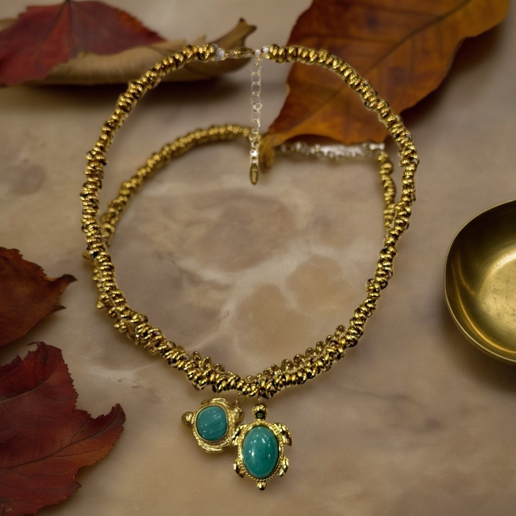 Collar Selene – Gargantilla Trenzada Dorada con Colgante Tortuga y Piedra Turquesa sobre una superficie para mujer Angara Moda