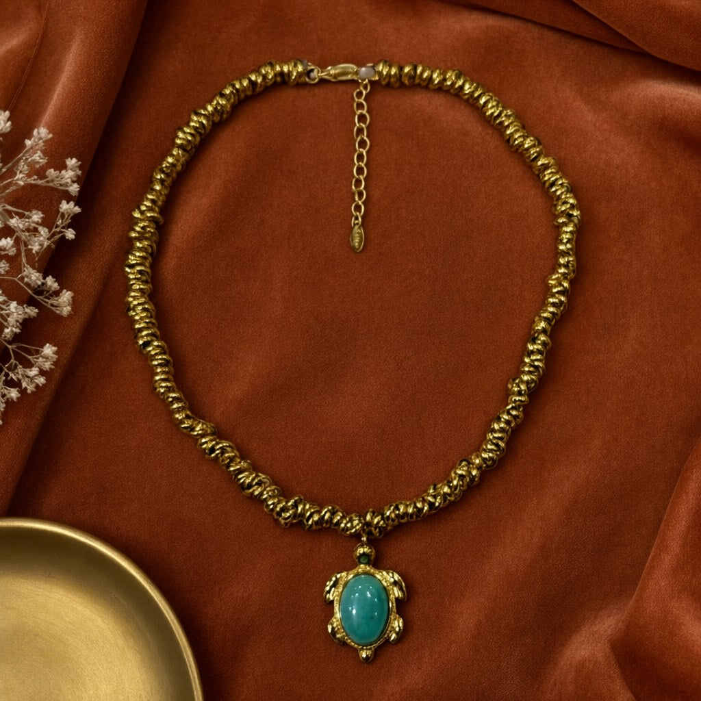 Collar Selene – Gargantilla Trenzada Dorada con Colgante Tortuga y Piedra Turquesa desde arriba para mujer Angara Moda