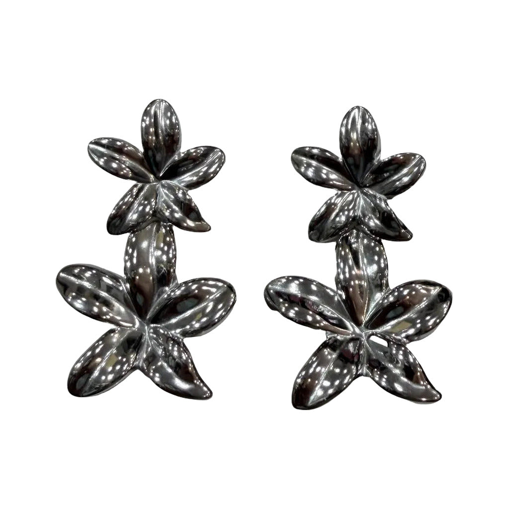 Pendientes Nenúfar Doble Flor Metal Acabado Espejo Oversize sobre fondo blanco para mujer Angara Moda