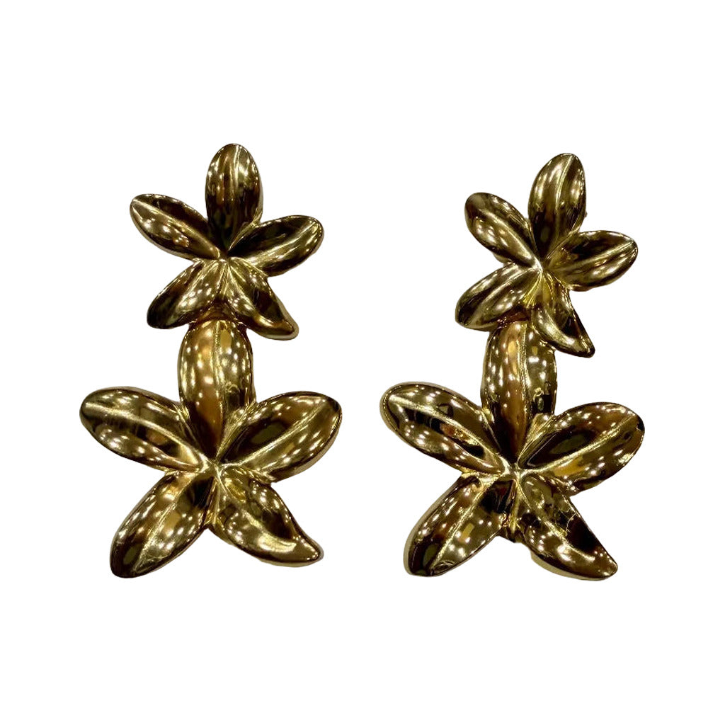 Pendientes Nenúfar Doble Flor Metal Acabado Espejo Oversize en color Dorado sobre fondo blanco para mujer Angara Moda