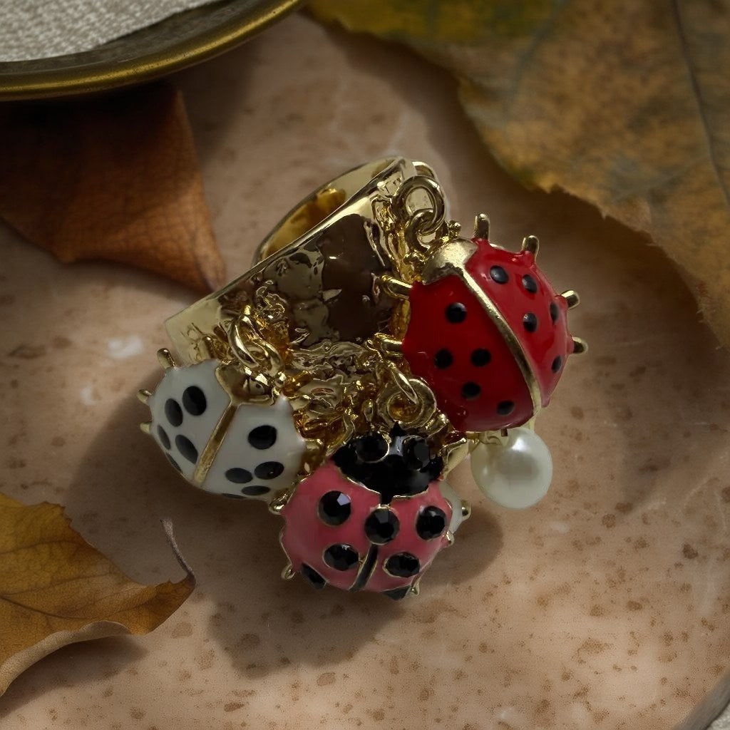 Anillo dijes sobre una superficie para mujer Angara Moda