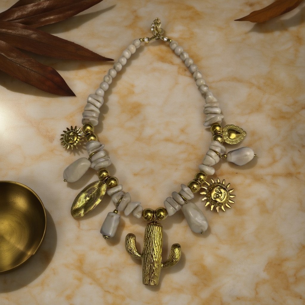 Collar corto desierto sobre una superficie para mujer Angara Moda
